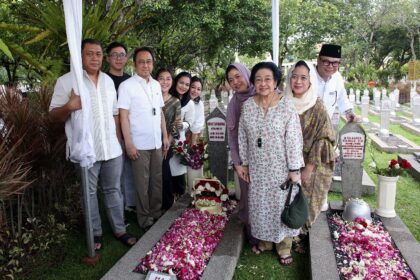 Megawati Ajak Keluarga dan Fungsionaris PDIP Ziarah ke Makam Taufiq Kiemas dan Fatmawati