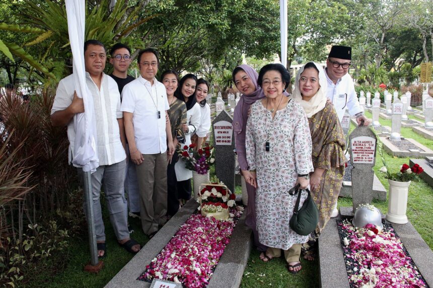 Megawati Ajak Keluarga dan Fungsionaris PDIP Ziarah ke Makam Taufiq Kiemas dan Fatmawati