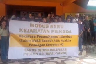 ratusan massa menggeruduk kantor Badan Pengawas Pemilu (Bawaslu) Kabupaten Bengkulu Selatan
