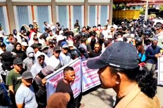 Massa Duduki Kantor Bawaslu Bengkulu Selatan
