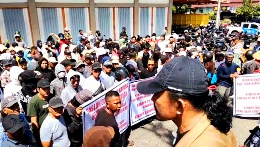 Massa Duduki Kantor Bawaslu Bengkulu Selatan