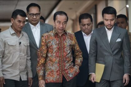 Presiden ke-7 Joko Widodo (Jokowi) datang ke Polda Metro Jaya untuk melaporkan ijazah palsu yang ditudingkan kepada dirinya. (Foto: Antara Foto)