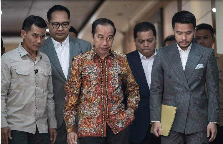 Presiden ke-7 Joko Widodo (Jokowi) datang ke Polda Metro Jaya untuk melaporkan ijazah palsu yang ditudingkan kepada dirinya. (Foto: Antara Foto)