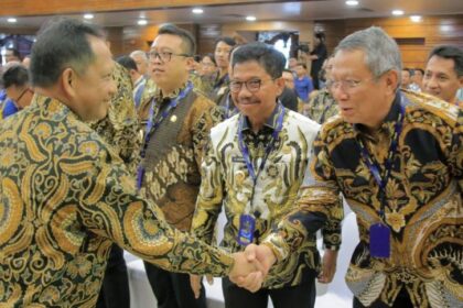 Menteri Dalam Negeri Tito Karnavian Jabat Tangan dengan Wali Kota Tangerang Selatan Benyamin Davnie di Jakarta