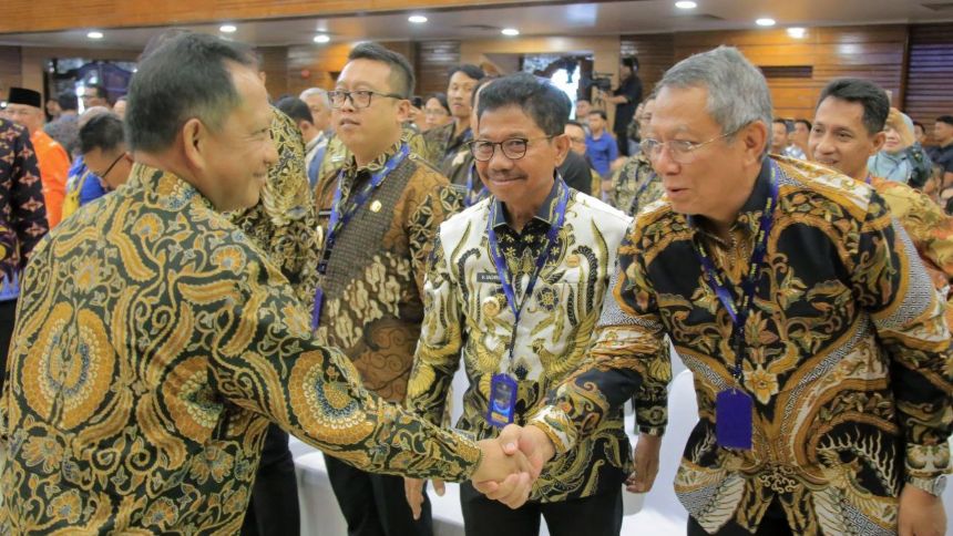Menteri Dalam Negeri Tito Karnavian Jabat Tangan dengan Wali Kota Tangerang Selatan Benyamin Davnie di Jakarta