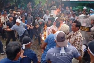 Aksi unjuk rasa yang berlangsung di depan kantor Bawaslu Bengkulu Selatan, Kamis (22/5) berujung rusuh.