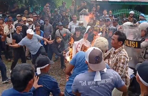 Aksi unjuk rasa yang berlangsung di depan kantor Bawaslu Bengkulu Selatan, Kamis (22/5) berujung rusuh.