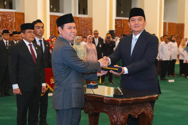 Ketua Dewan Perwakilan Daerah (DPD) RI Sultan B Najamudin melantik Mohammad Iqbal, sebagai Sekretaris Jenderal (Sekjen) DPD RI di Gedung Nusantara IV, Senin (19/5/2025).